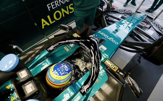 Fernando Alonso, en el box del equipo Aston Martin en Albert Park.  Aston Martin