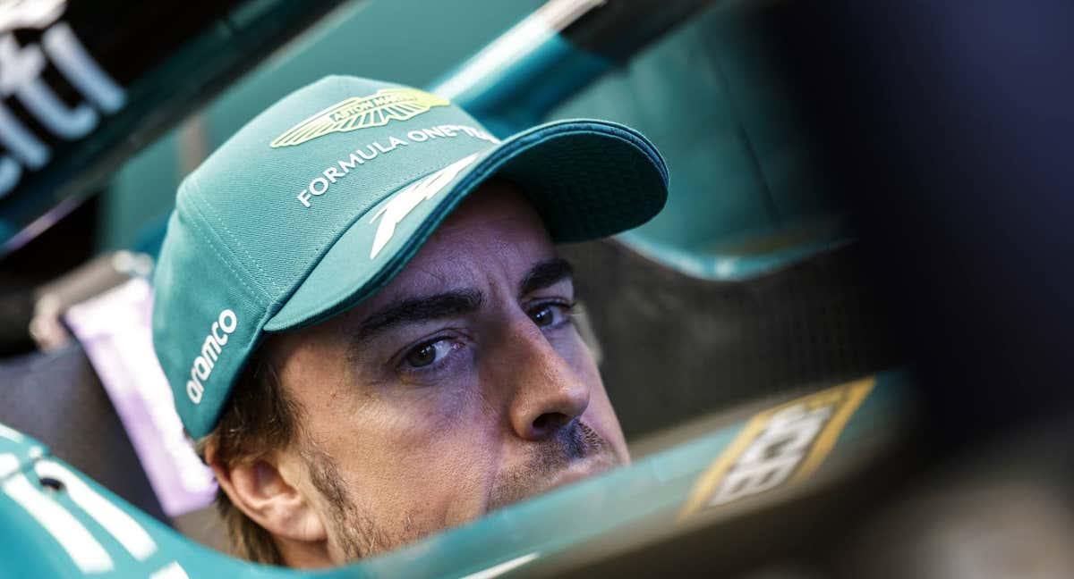 Fernando Alonso mira a cámara desde el asiento de su Aston Martin durante el GP de Australia.