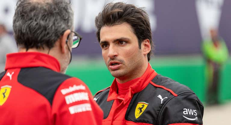 Carlos Sainz charla con un miembro del equipo Ferrari.