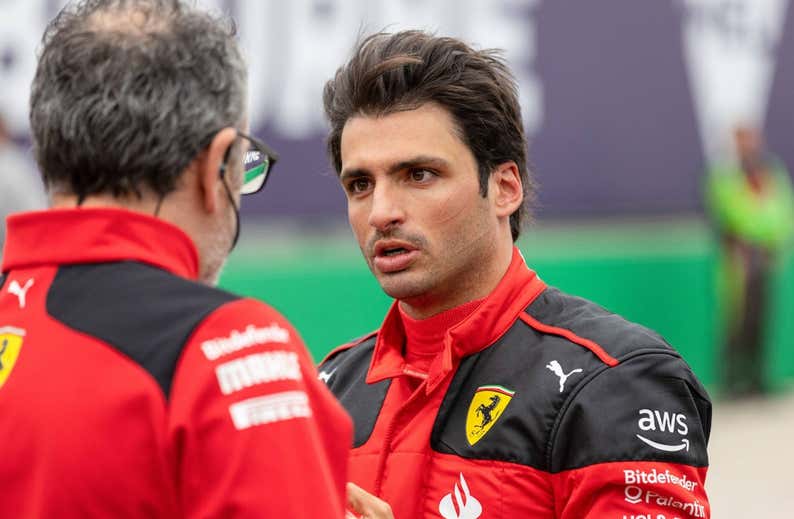 La FIA empaña la gran carrera de Sainz