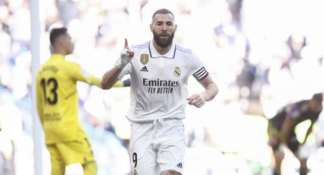 Benzema se pone ‘morado’ y el Madrid se da un homenaje antes del Clásico