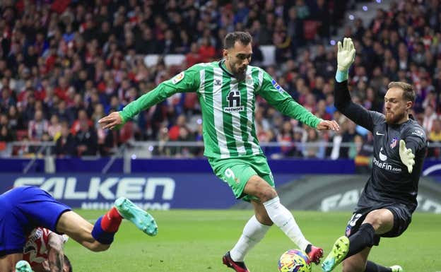Borja logra detener un mano a mano ante Borja Iglesias. EFE