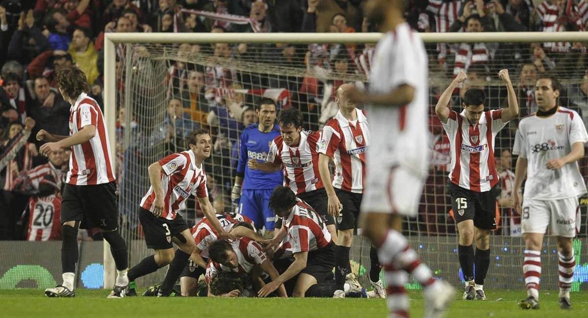 Los jugadores del Athletic celebran el segundo gol de la semifinal ante el Sevilla./Archivo