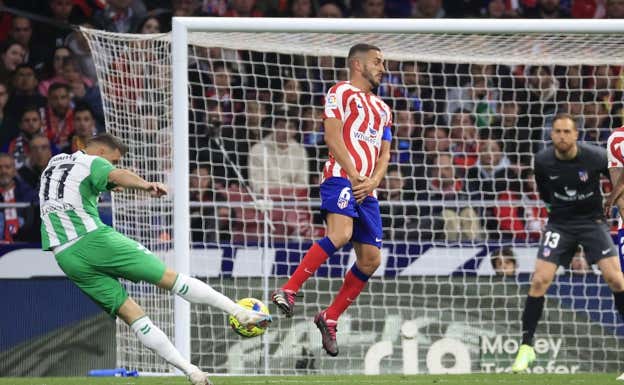 Joaquín, en un remate durante la segunda parte ante el Atlético de Madrid.  EFE