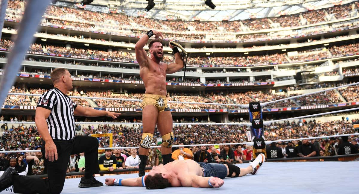 Austin Theory celebra su victoria sobre John Cena./WWE