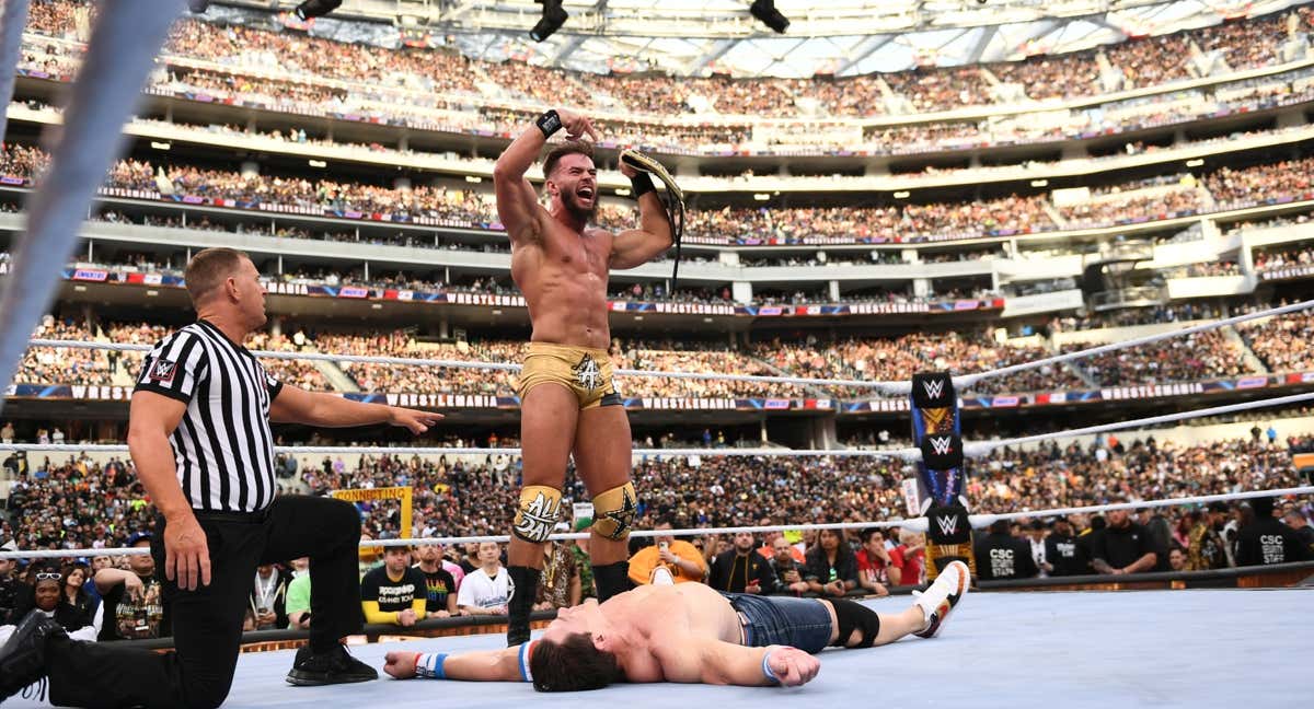 Austin Theory celebra su victoria sobre John Cena.