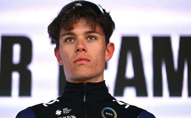 Iván Romeo, en el control de firma de la Kuurne-Bruselas-Kuurne.  MOVISTAR TEAM / GETTY SPORT