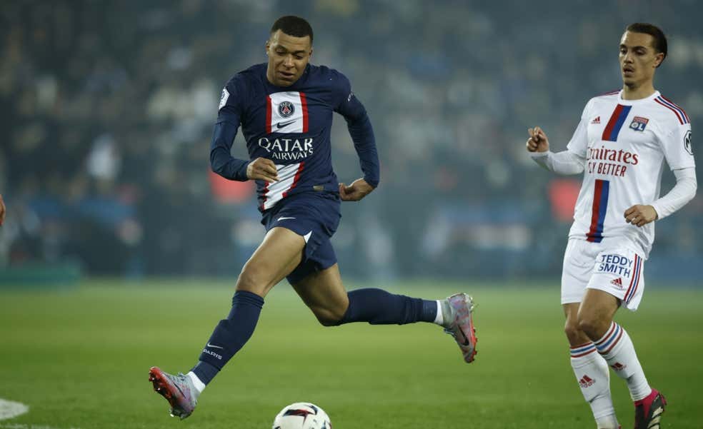 Kylian Mbappé da pistas sobre su futuro ante los hinchas del PSG