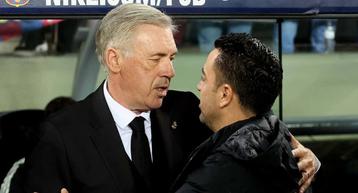 Xavi saluda a Ancelotti en el Camp Nou./Reuters