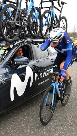 Iván Romeo y 'Txente' García Acosta intercambian impresiones durante la reciente Classic Brugge-De Panne.  MOVISTAR TEAM / GETTY SPORT