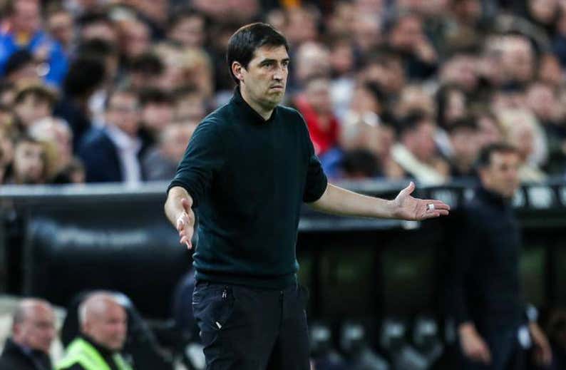 El síndrome Canales acecha a Iraola: «Si digo lo que pienso me sancionan»