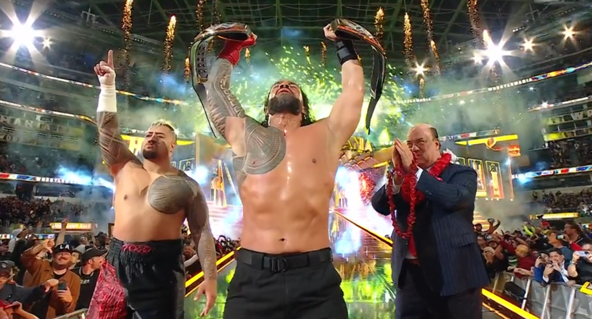 Roman Reigns celebra junto a Solo Sikoa y Paul Heyman su triunfo en WrestleMania 39./