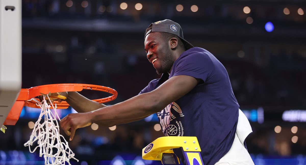 Adama Sanogo corta la red tras conquistar el título universitario./Reuters