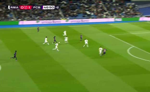 Balde conecta con Ferran, en fuera de juego.