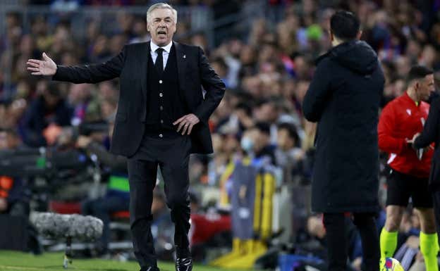 Ancelotti, en el partido de Liga ante el Barcelona en el Camp Nou. REUTERS