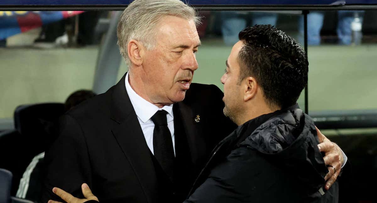 Ancelotti y Xavi se saludan antes del último Clásico.