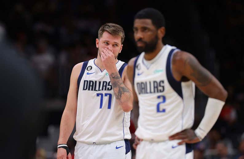 Dallas valora sentar a Doncic e Irving pero Luka se niega a tirar la toalla