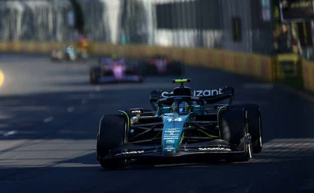 Fernando Alonso, delante de un Alpine y un Ferrari, en el GP de Australia 2023.  Aston Martin