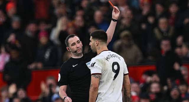 Sanción de ocho partidos a Mitrovic por empujar al árbitro