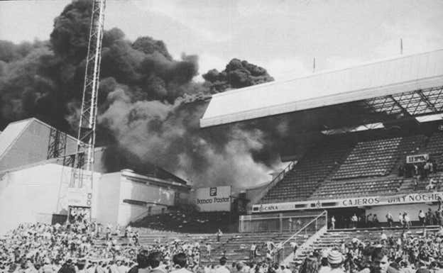 Incendio en Riazor en el Deportivo-Murcia en el que se jugaban el ascenso a Primera en 1991.  JUAN LEAL