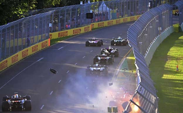 El momento del accidente entre los Alpine en Australia.  EP