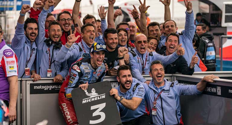 Alex Márquez y su equipo en Argentina.