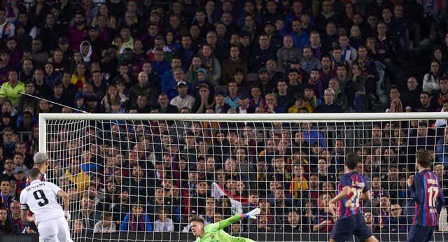 La noche más negra para Kounde y Marcos Alonso como azulgranas