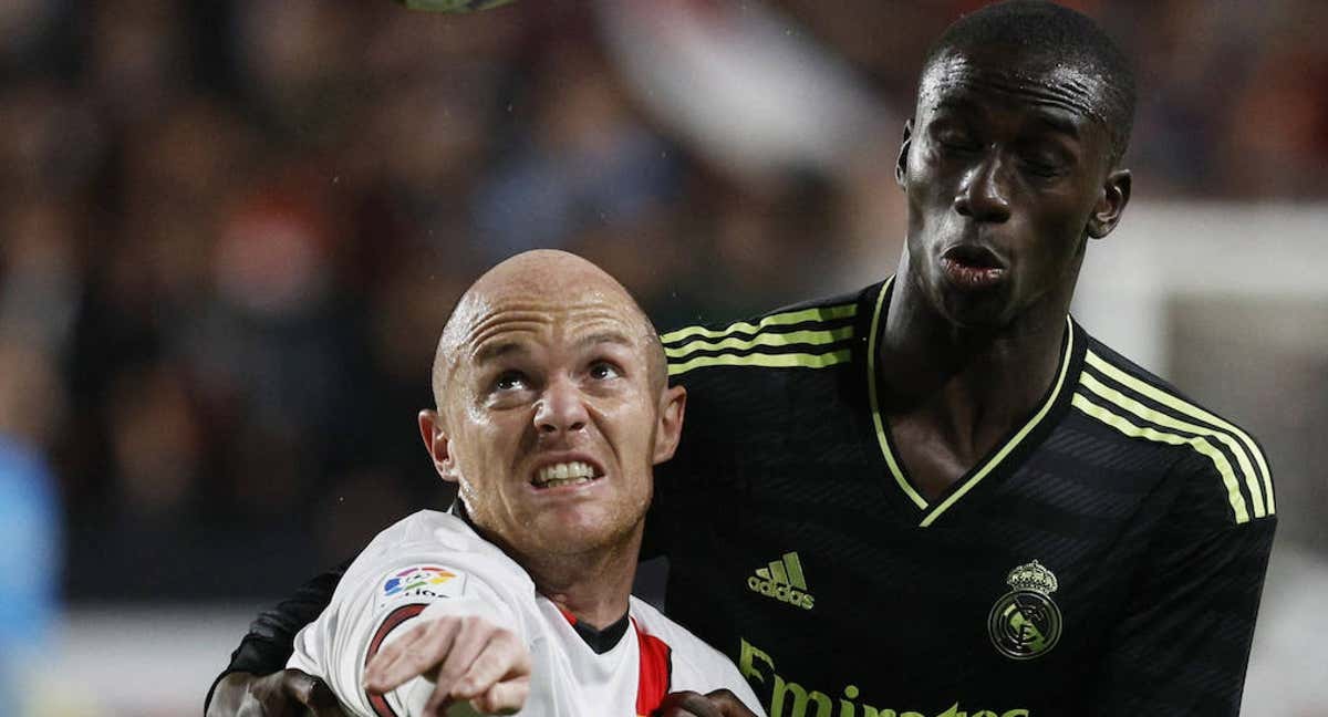 Isi Palazón del Rayo Vallecano, equipo más vulnerable por el calendario, junto a Ferland Mendy del Real Madrid, uno de los equipos favorecidos en este sentido.