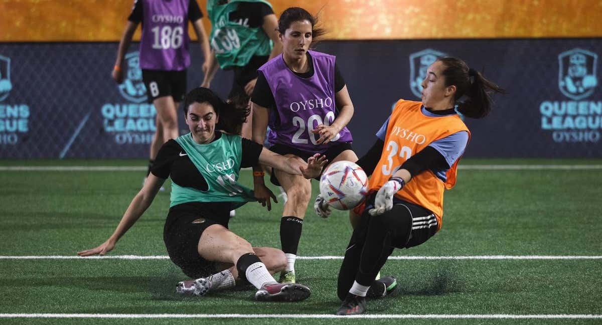 Varias jugadoras luchan por el balón durante las pruebas de la Queens League.