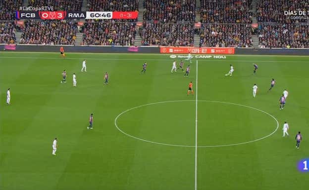 Una vez recibe Kroos, el pase a Vinicius deja completamente roto al Barça.