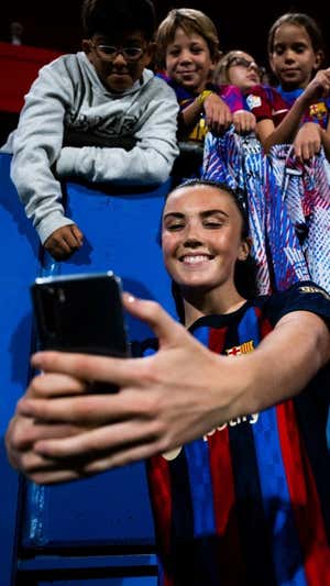 Ingrid Engen, con aficionados el Barça.  FC BARCELONA