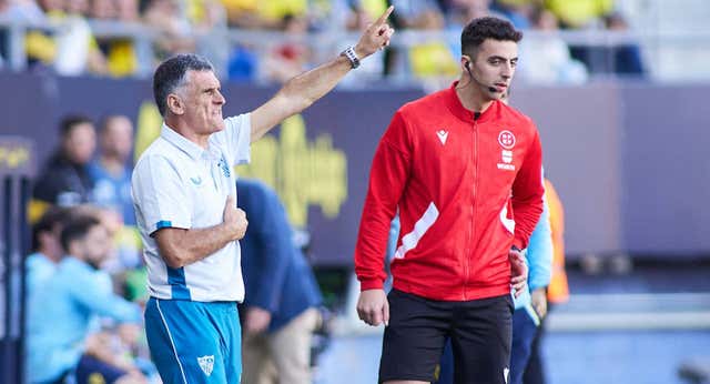 Mendilibar, de pie en Sevilla antes del estreno en Nervión