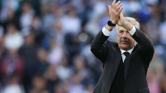 Ancelotti saluda al Santiago Bernabéu después de la goleada 6-0 al Valladolid. /REUTERS