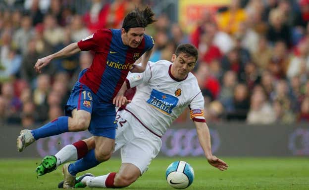 Sergio Ballesteros, en el Mallorca, intenta robarle la pelota a Messi.
