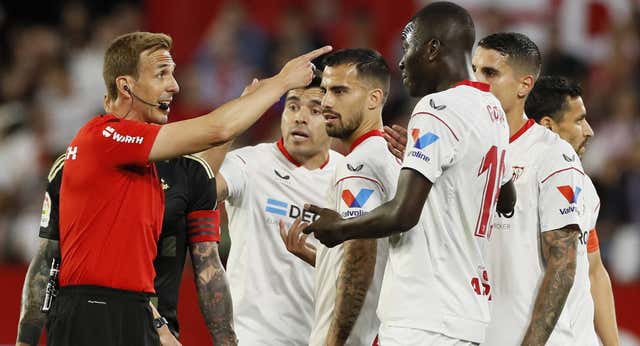 El Sevilla explota contra los arbitrajes: «No puede ser que en la Premier haya 28 expulsados y en LaLiga más de 100»