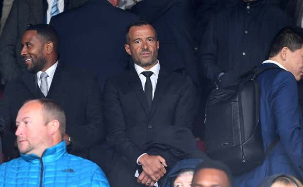 Jorge Mendes, en el palco de un estadio de la Premier, uno de sus principales mercados.  GETTY IMAGES