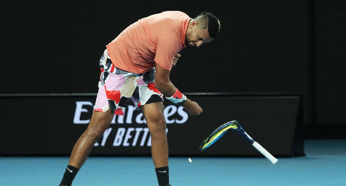 Kyrgios revienta una raqueta durante el Open de Australia 2020. /Mark Kolbe/Getty Images