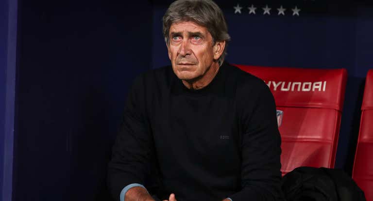 Manuel Pellegrini, pensativo, durante el último partido del Betis.