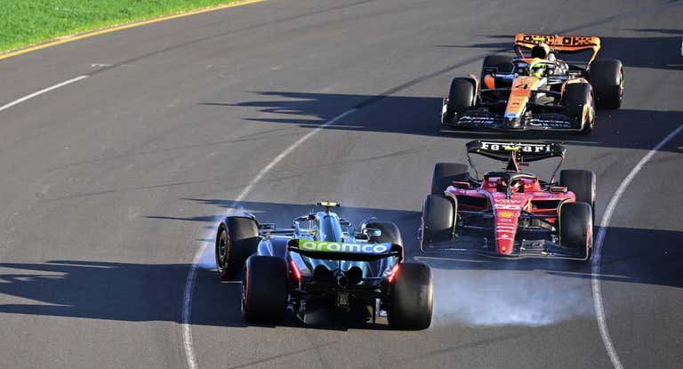 Fernando Alonso y Carlos Sainz tras su choque en el Gran Premio de Australia.