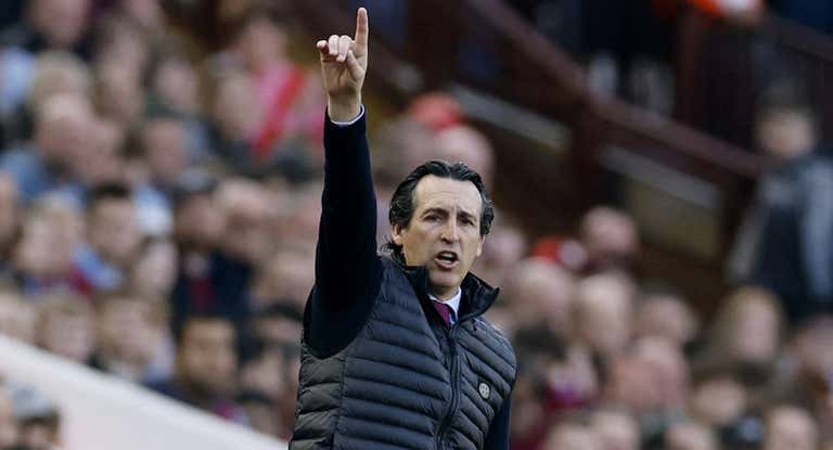 Emery da instrucciones durante la victoria ante el Forest.