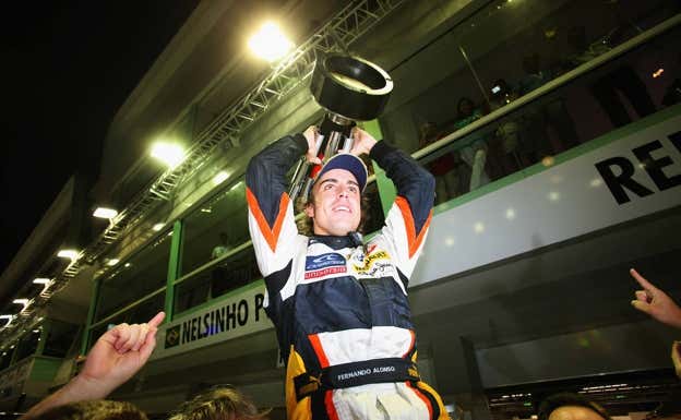 Fernando Alonso celebra el triunfo en Singapur en 2008.  Getty