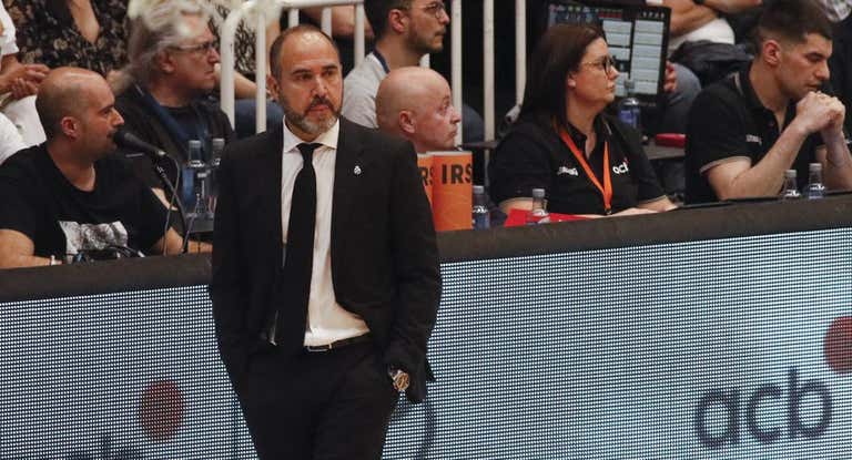 El entrenador del Real Madrid, Chus Mateo, durante el partido contra el Breogán.