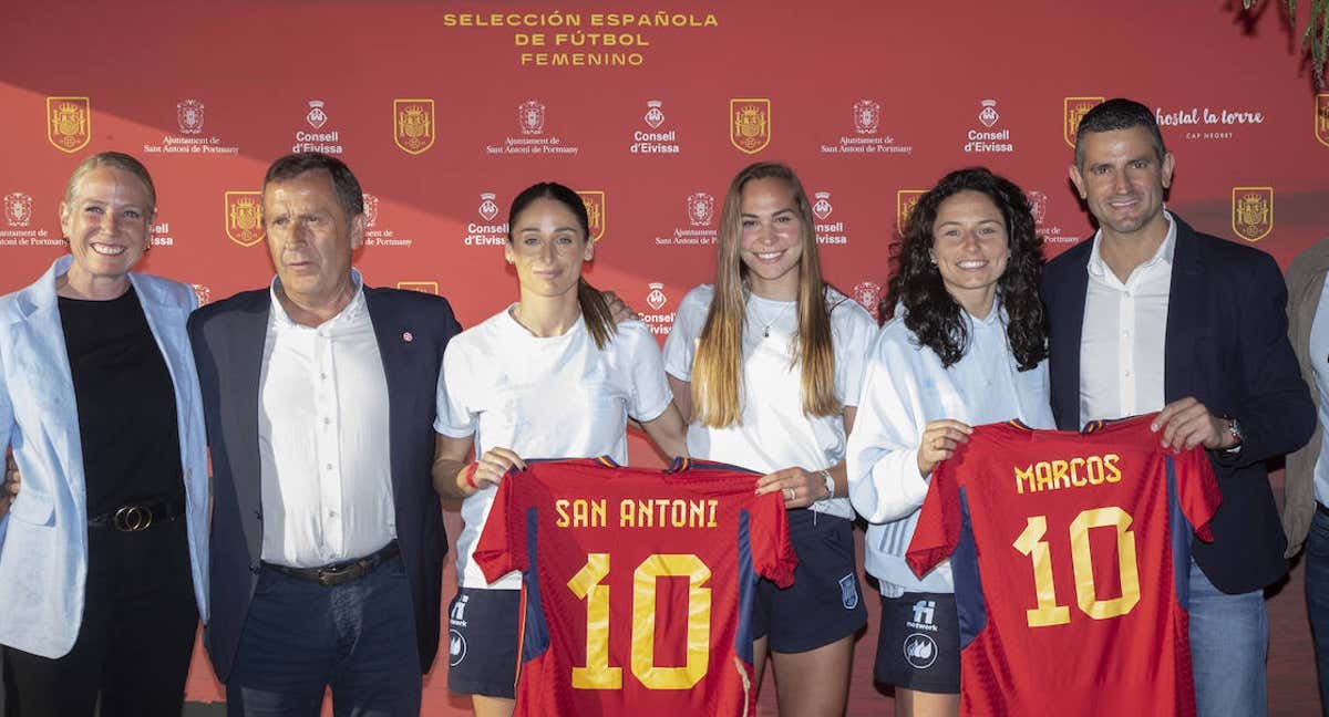 Las capitanas de la Selección, Esther, Irene Guerrero e Ivana Andrés, en un acto con el alcalde de San Antoni. /RFEF