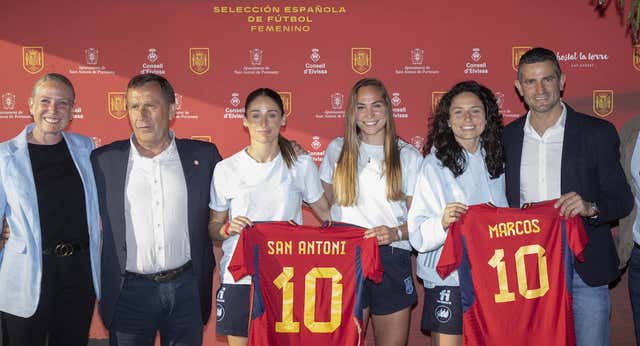 La Selección hace un tour sin preguntas por Ibiza