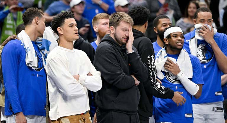 Dončić vio la eliminación de los Mavs desde el banquillo.