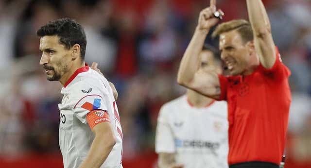 El Sevilla carga de nuevo contra los arbitrajes