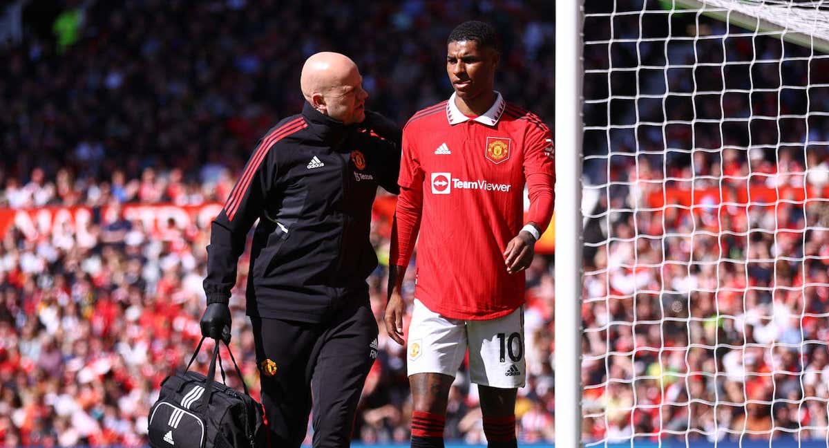 Rashford, en el momento de abandonar Old Trafford con una ostensible cojera.