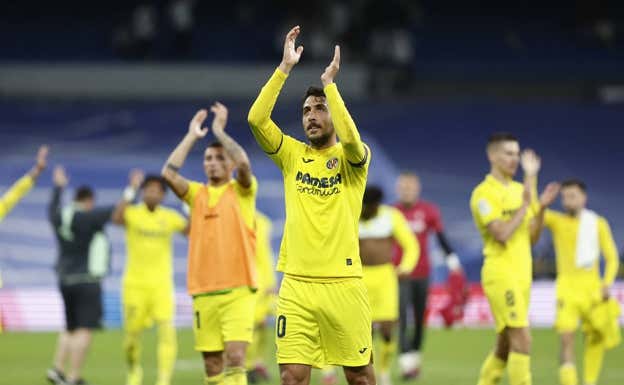Parejo aplaude a los aficionados del Villarreal en el Bernabéu.  EFE