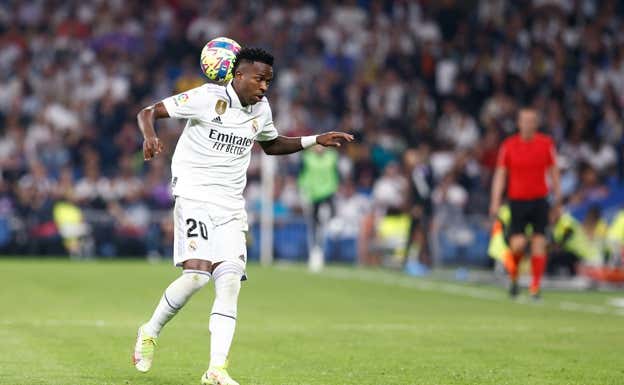 La espaldinha de Vinicius en la jugada anterior a su gol.  EFE