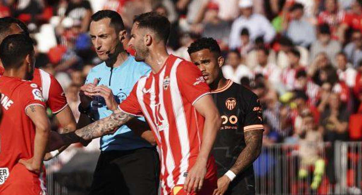 Justin Kluivert de fondo. /LaLiga.